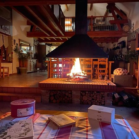 Domaine Des Pierres Trouvees Bed and Breakfast Saint-Vincent  Exteriör bild